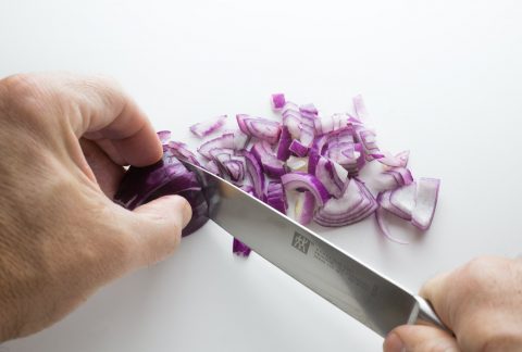 hier worden uien gesneden